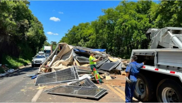 Portal O Novo Oeste Caminhão carregado placas de energia solar