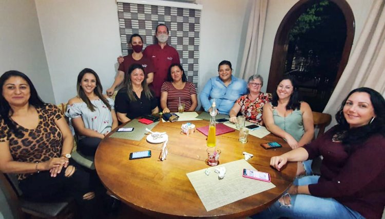 Aniversariantes são recepcionados pelos proprietários da Divina Skinna em Cafelândia