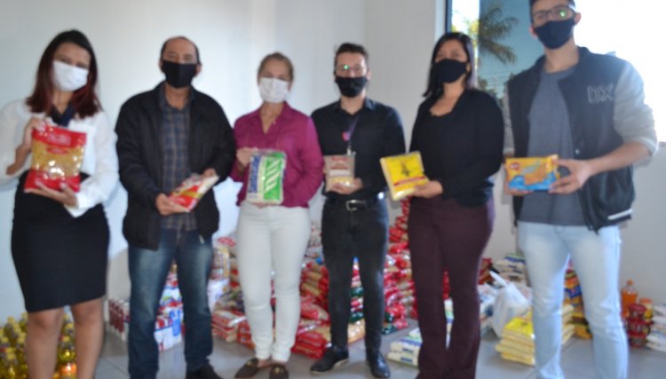 Administração de Nova Aurora participa de entrega de alimentos arrecadados pela KNN Idiomas 