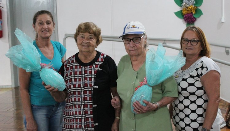 Cafelândia entrega ovos de Páscoa para integrantes da melhor idade