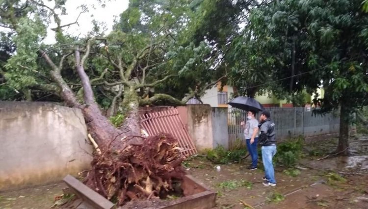 Forte temporal causa diversos prejuízos em Ubiratã 