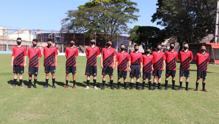Atletas recebem os uniformes da escolinha do Athletico PR em Cafelândia