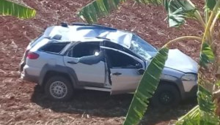 Motorista capota o carro e abandona o mesmo na região de Nova Aurora