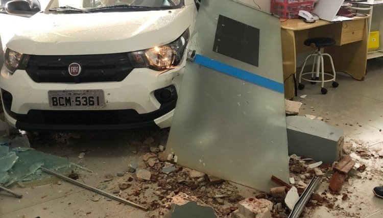Carro invade Pronto Socorro em Jesuítas 