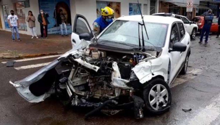 Forte batida envolve sete carros e deixa estragos em Cascavel