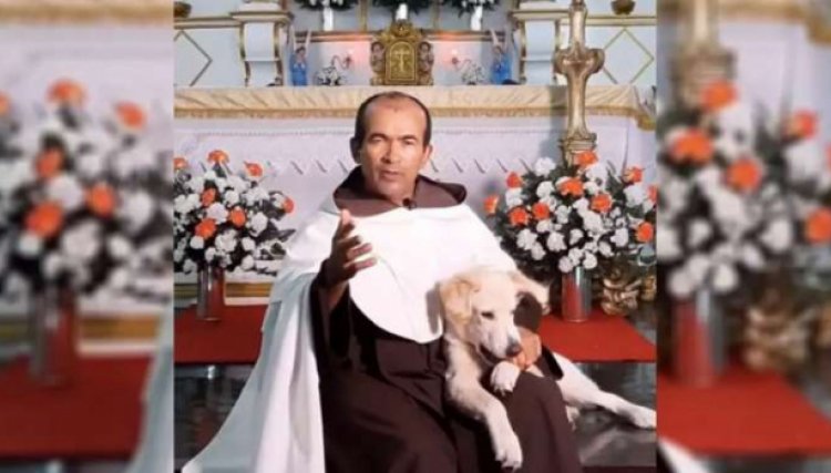 Padre viraliza ao celebrar missa ao lado de cãozinhoeu Zeus 