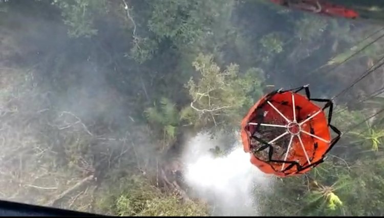 Helicóptero pega água do Rio Iguaçu para combater queimadas em Quedas do Iguaçu