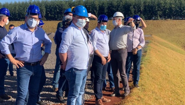Deputado e secretário de administração do Paraná Micheletto visita obras da Frimesa em Assis 