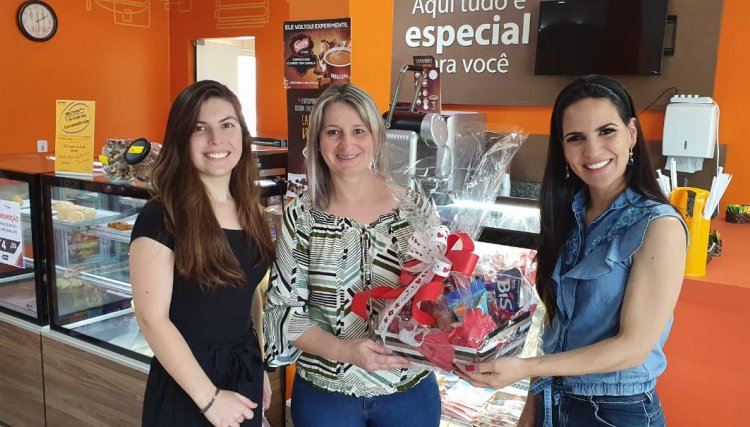 Sandra Ruchinek recebe o prêmio oferecido pelo Auto Posto Cafelândia e a Líder Presentes