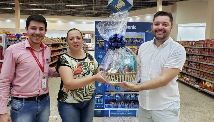 Ganhadora da promoção do O Novo Oeste recebe o prêmio no Copacol Supermercados
