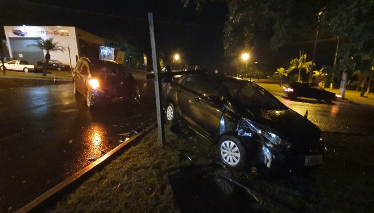 Colisão frontal envolve dois carros no início desta noite em Cafelândia 