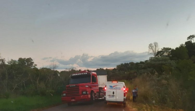 Carreta atravessa pista entre Central Santa Cruz e Jotaesse neste início de noite 