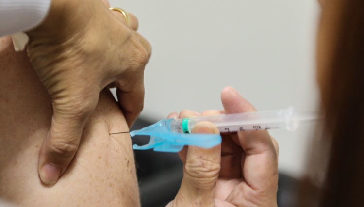 Pode tomar a vacina da gripe e a dose de reforço contra Covid-19 no mesmo dia?