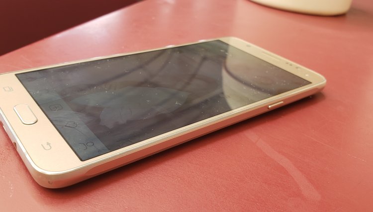 Mulher tem celular furtado em Cafelândia 