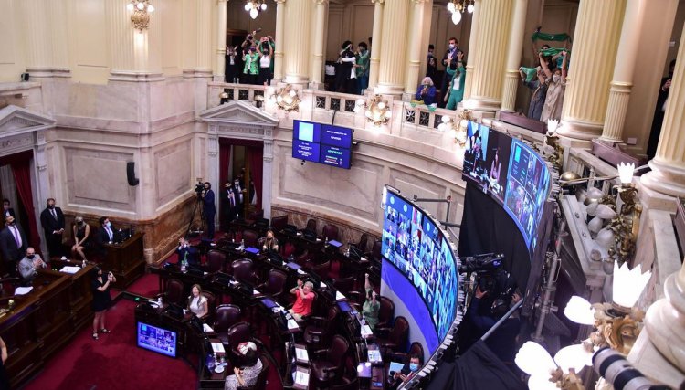 Senado da Argentina aprova aborto legal nesta quarta-feira