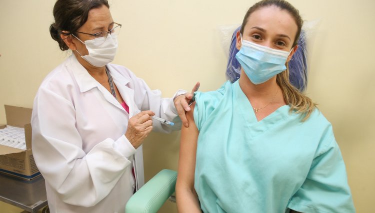 Com três anos de pandemia, vacinação marca ponto de virada na luta contra a Covid-19
