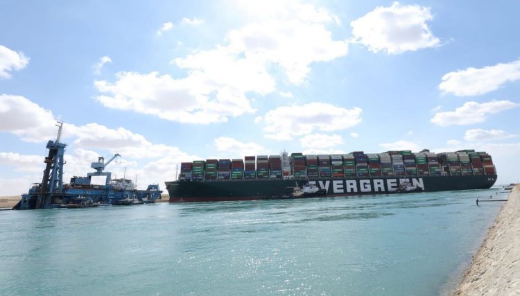 Remoção de porta-contêineres da margem pode liberar Canal de Suez
