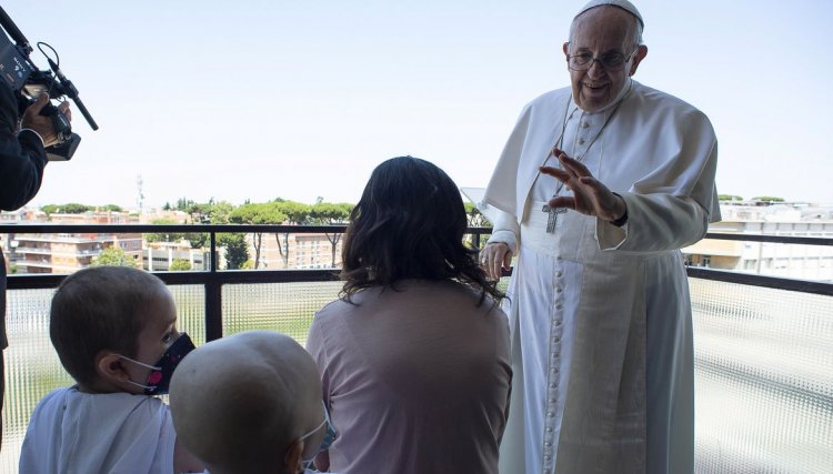 Com infecção respiratória Papa ficará ainda uns dias no hospital, informa Vaticano