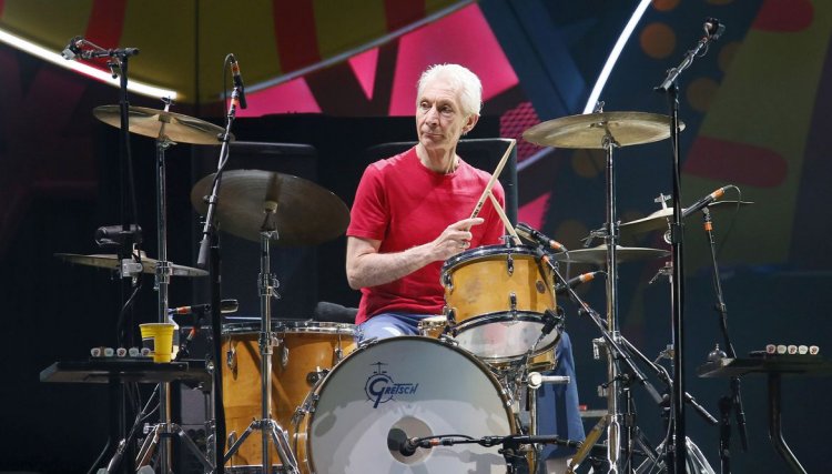 Charlie Watts, baterista dos Rolling Stones, morre aos 80 anos
