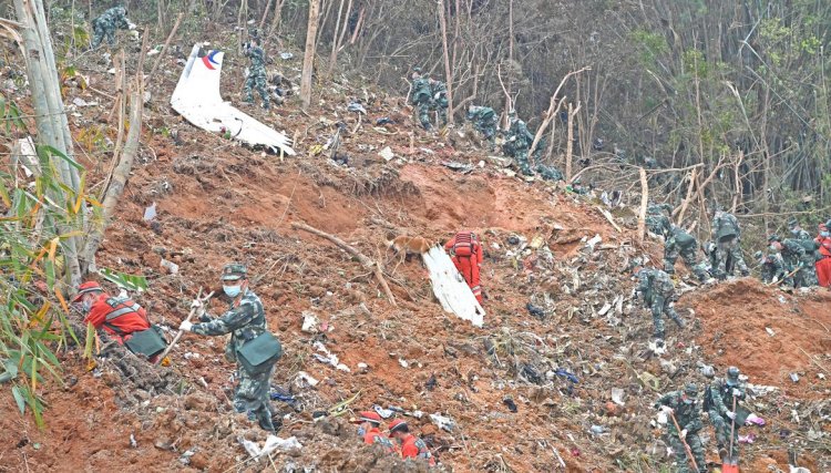 China encontra uma de duas caixas-pretas de avião que caiu esta semana