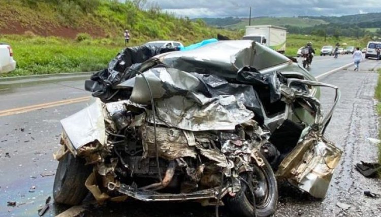 Três pessoas da mesma família morrem em colisão entre carro e caminhão no Paraná 