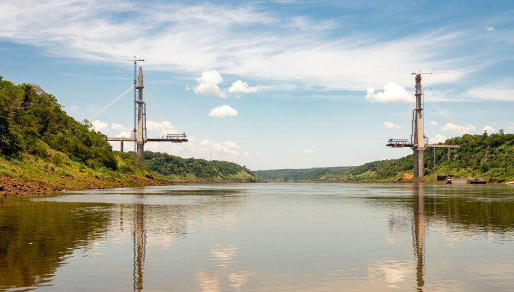 As duas torres principais de sustentação da Ponte da Integração têm concretagem finalizadas