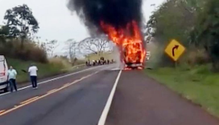 Caminhão de combate a incêndio foi acionado para apagar fogo de Ônibus na BR-369 hoje a tarde 