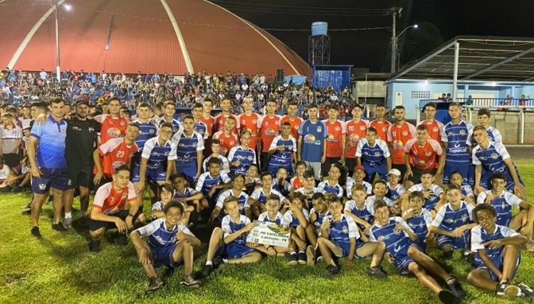 Meninos das escolinhas de futebol estão representando Cafelândia em Santa Catarina