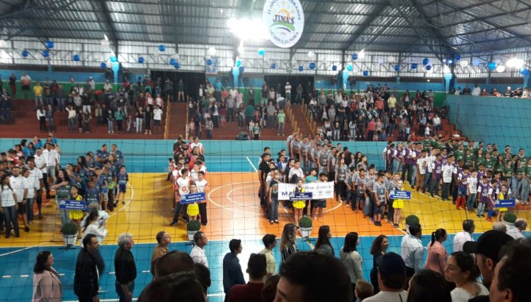 Ginásio de Esportes lotado para abertura do Jina´s em Nova Aurora
