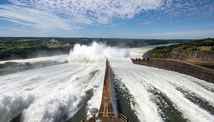 Após sete anos, Itaipu abre duas calhas do vertedouro e proporciona um espetáculo das águas 