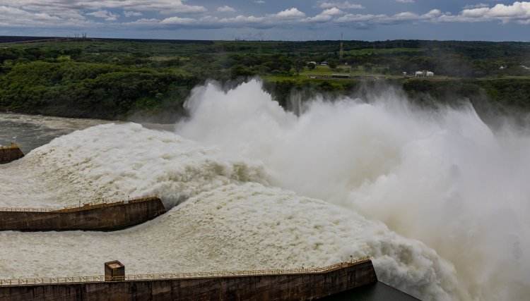 Pelo segundo domingo consecutivo, Itaipu abre duas calhas do vertedouro