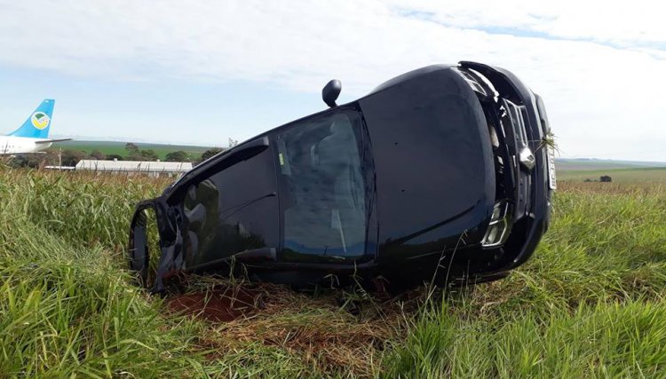 Motorista de Cafelândia capota carro na PR 486 em Espigão Azul