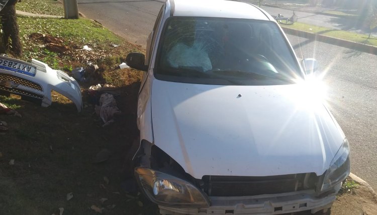 Carro estoura o pneu e sofre estragos após subir a calçada em Cafelândia