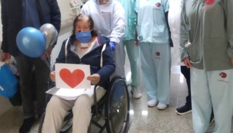 Mulher com 56 anos comemora após ser curada da Covid-19 na Uopeccan 