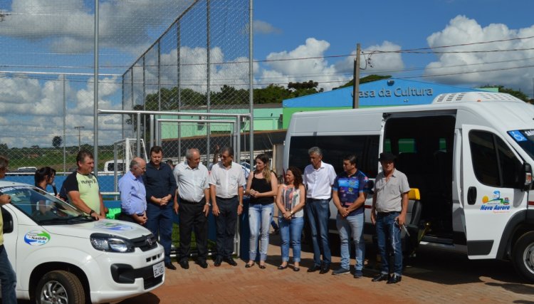 Nova Aurora entrega quadra de grama sintética de R$ 229 mil e dois veículos para a saúde