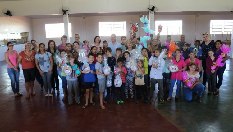 Cras de Cafelândia faz entrega de ovos de Páscoa