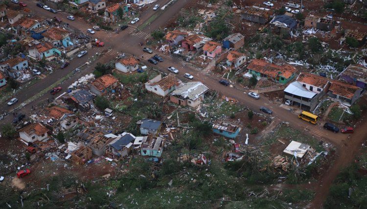 Ratinho JR propõe lei com auxílio de R$ 50 mil por família para agilizar ajuda a cidades atingidas por tornado no PR 