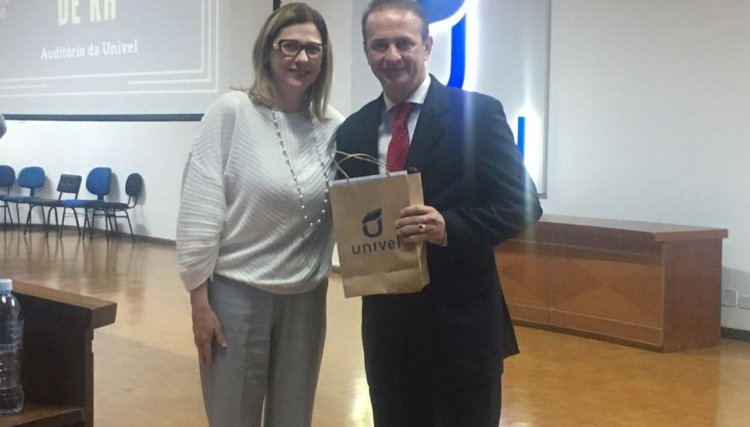 Presidente do Sintrascoop realiza palestra na Univel