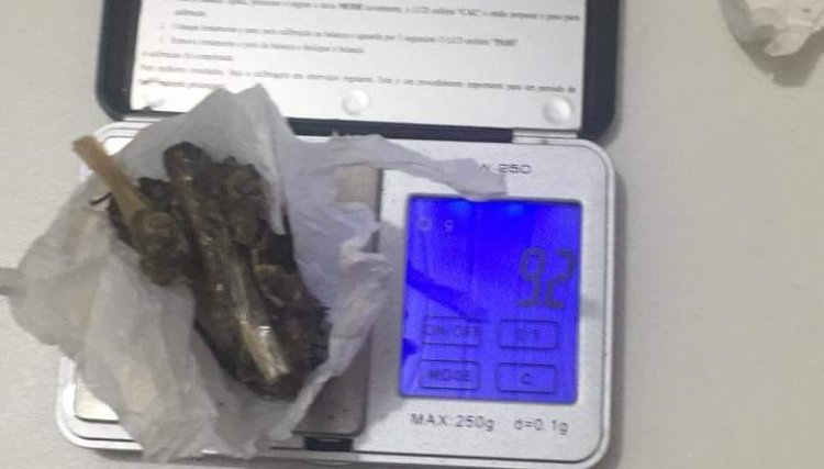 Polícia Militar de Nova Aurora prende duas pessoas com drogas e arma falsa 
