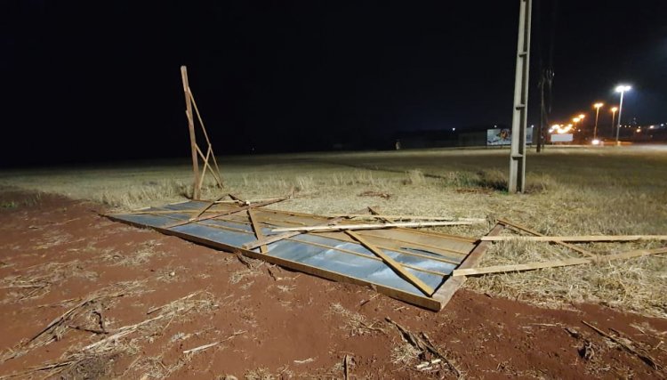 Outdoor em apoio ao presidente Bolsonaro é derrubado por vândalos em Cafelândia