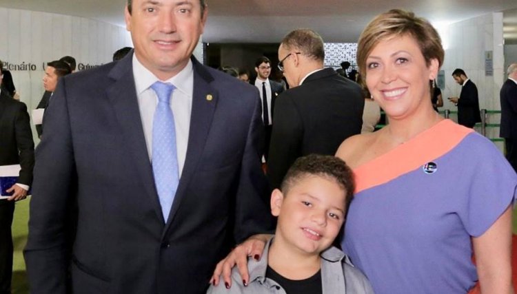 Acompanhado da família Sérgio Souza toma posse como deputado federal