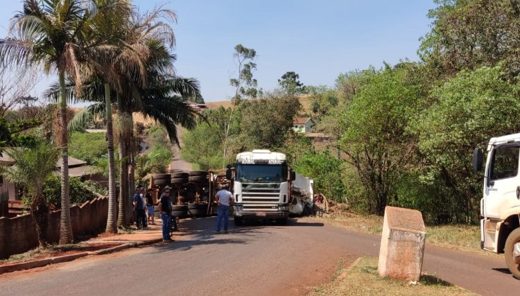 Carreta tomba e interdita acesso a Vila do Sossego em Cafelândia, neste início de tarde 