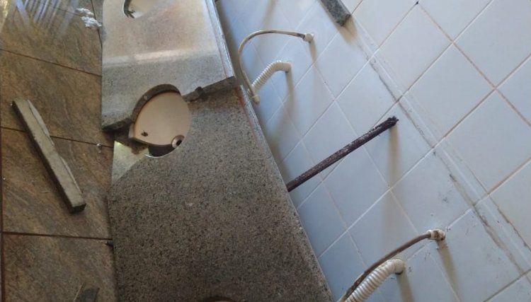 Vândalos quebram pia de banheiro da pista de caminhada ao lado do ginásio de esportes em Cafelândia