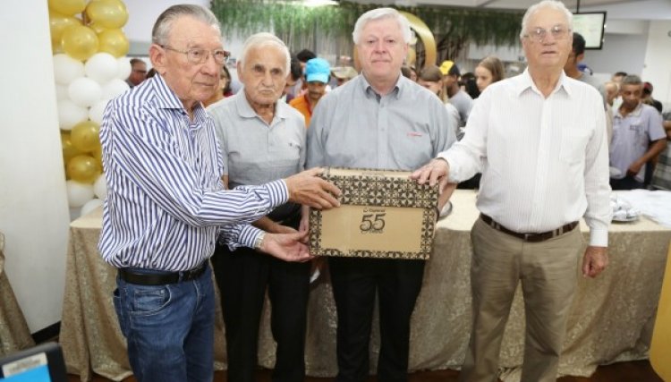 Cooperados e colaboradores ganham presente da Copacol 