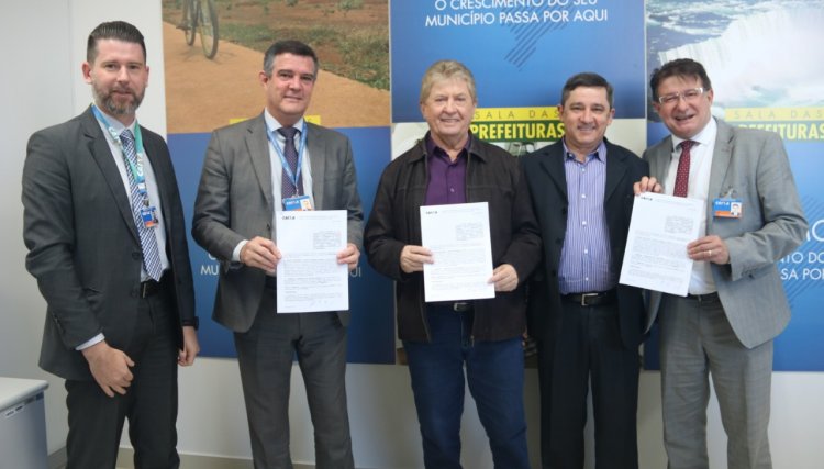 Prefeito Dr. Franus assina convênio para iluminação pública de LED em Cafelândia 