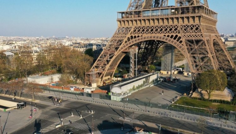 Torre Eiffel é esvaziada em Paris