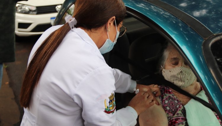 Cafelândia vacina idosos com mais de 81 anos em sistema Drive Thru nesta quarta-feira (03)