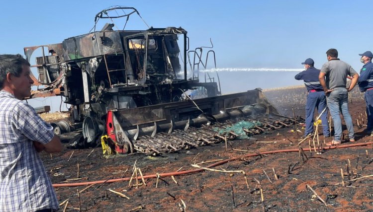 Incêndio destrói colheitadeira no interior de Assis
