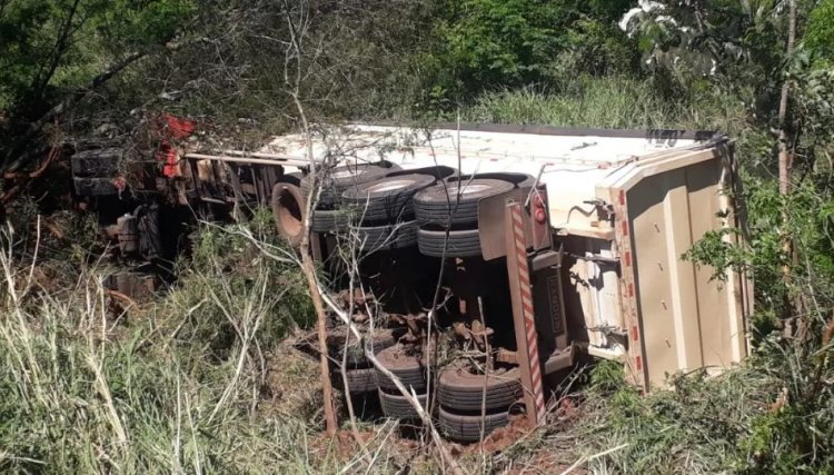 Caminh&atilde;o tomba entre C&eacute;u Azul e Diamante do Oeste