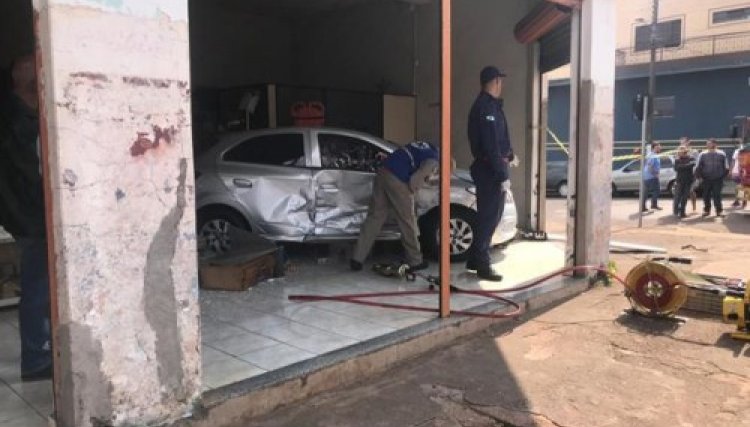 Acidente faz carro parar dentro de uma loja em Goioerê